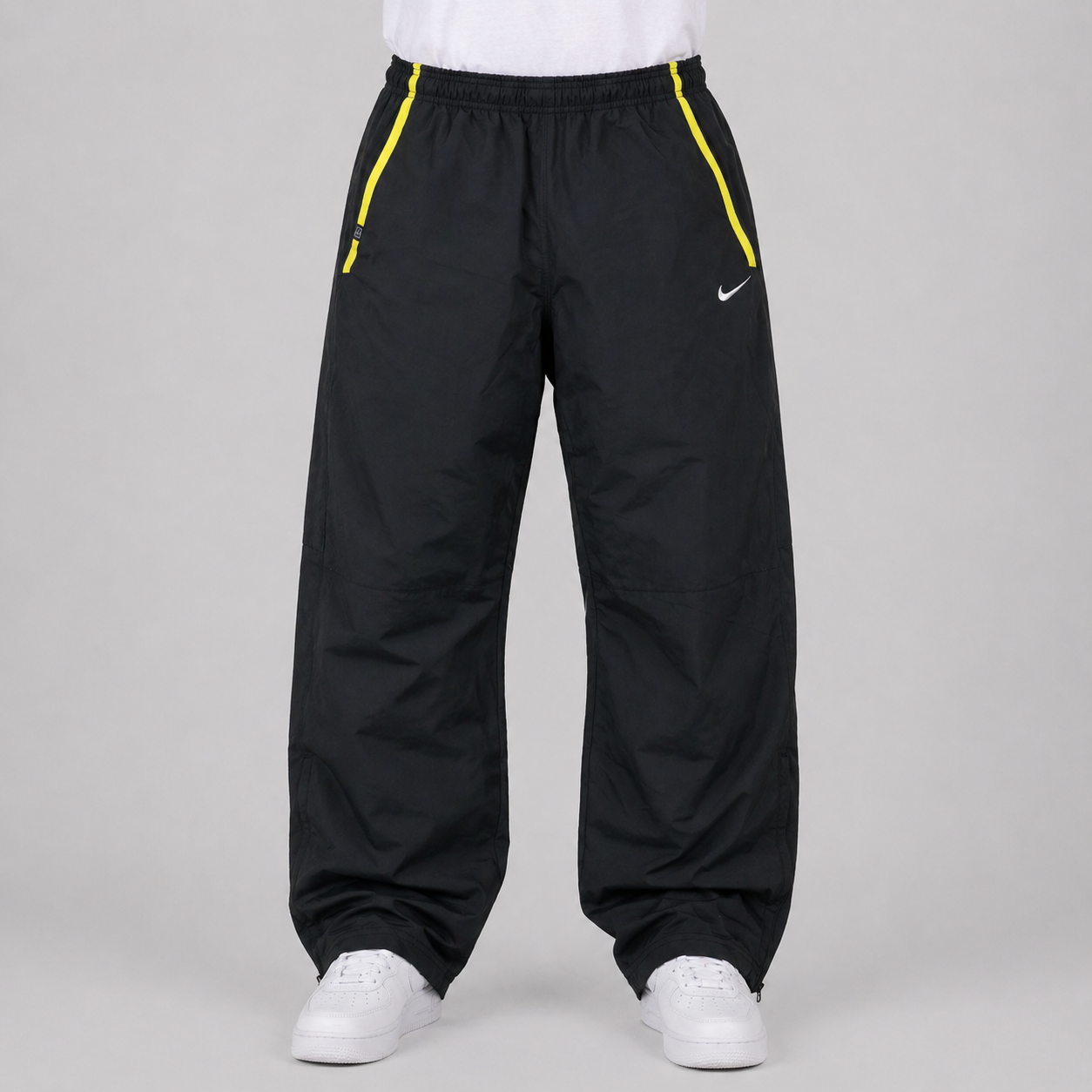NIKE TRACK PANTS (M)