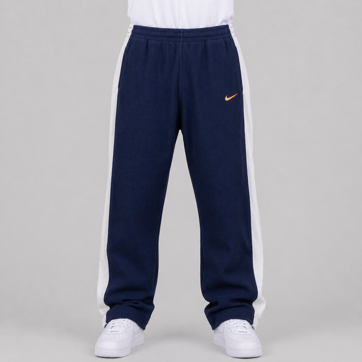 NIKE TRACK PANTS (L)